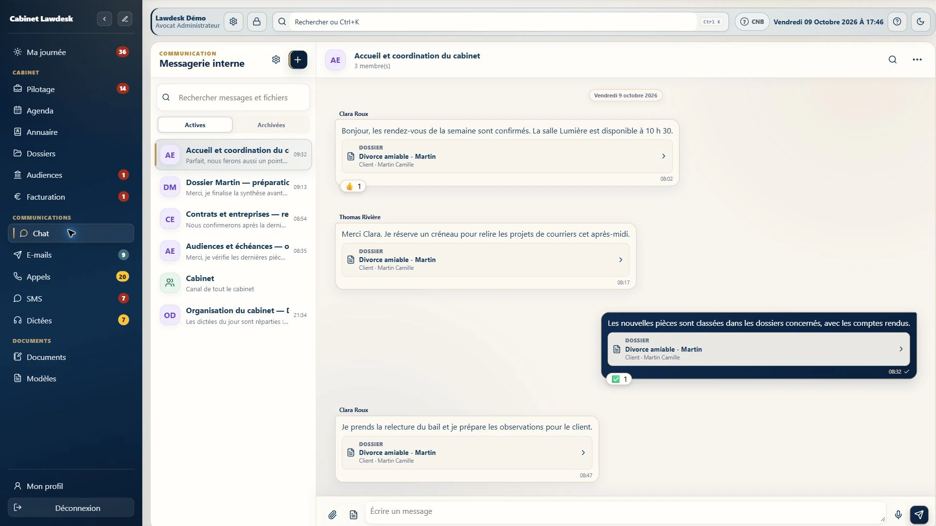 Chat interne du cabinet fictif avec conversations, références aux dossiers et réactions aux messages